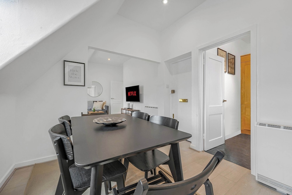 Mortimer s Mood - Fitzrovia - by Frankie Says