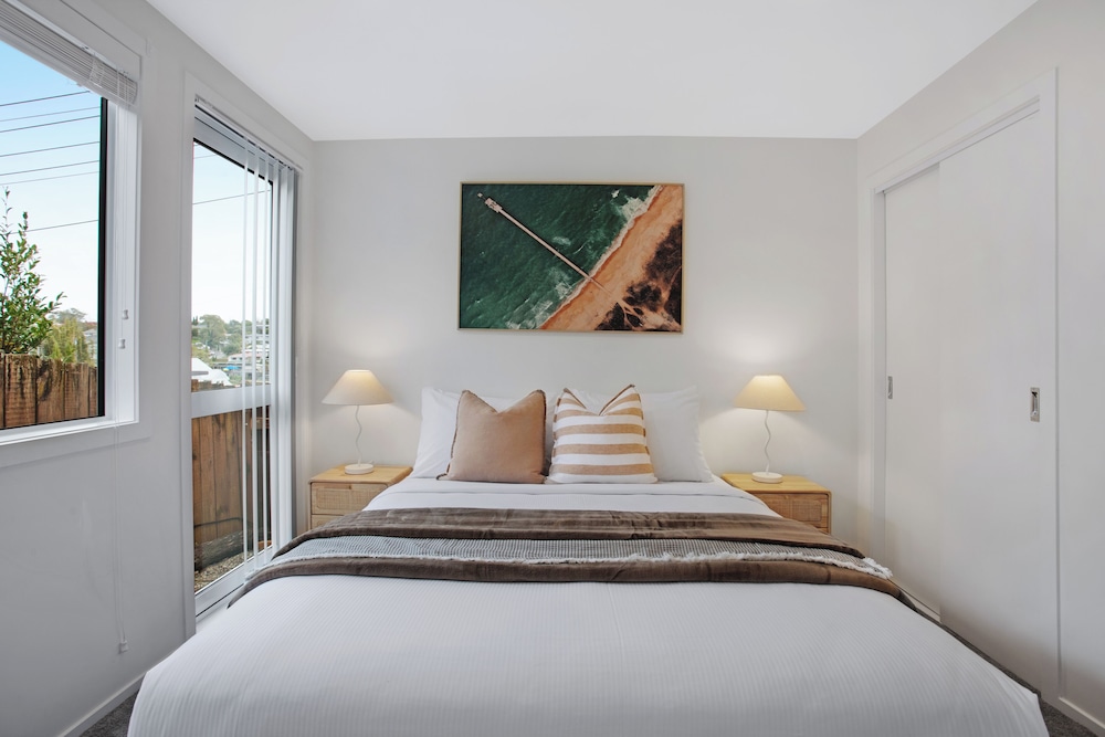 Coastal Living Retreat close to Beaches view 3