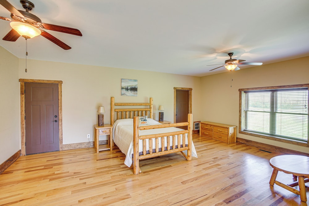 Spacious Group Getaway Near Cumberland River!