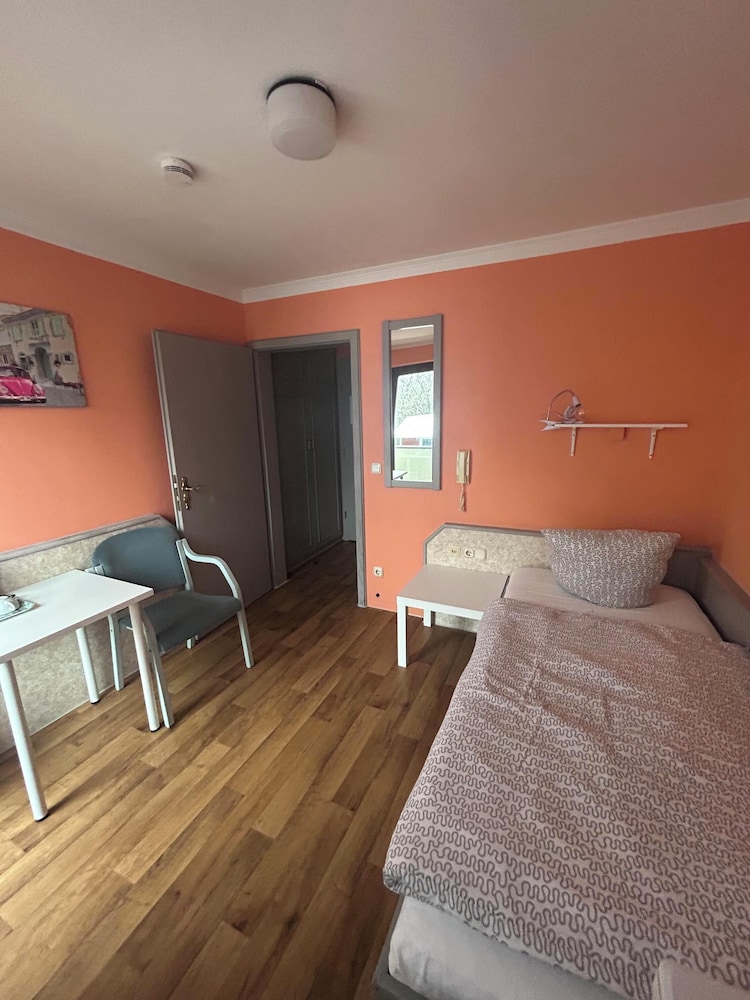 2-Rent Group Hostel Rooms AUB162