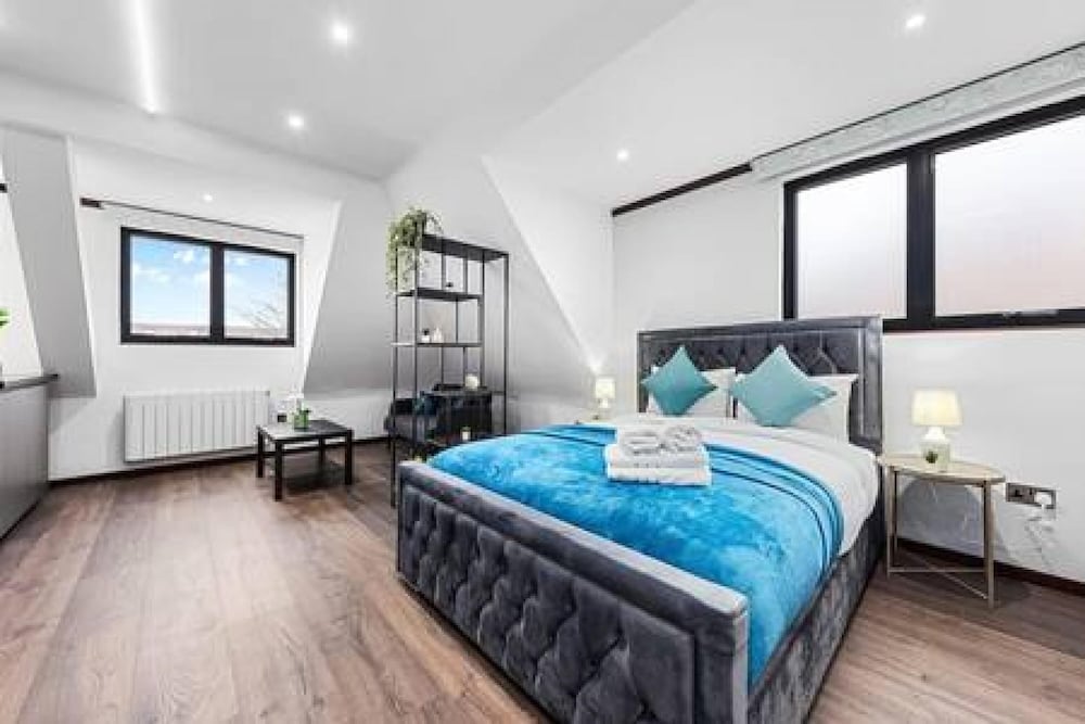 Luxury Spacious 2 Person Suite in North London