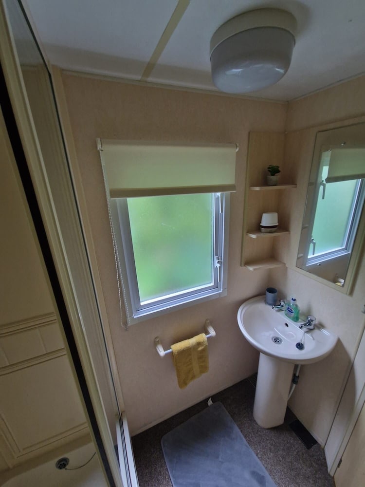 Caravansleeps6-parking-pool-mountain-petsok