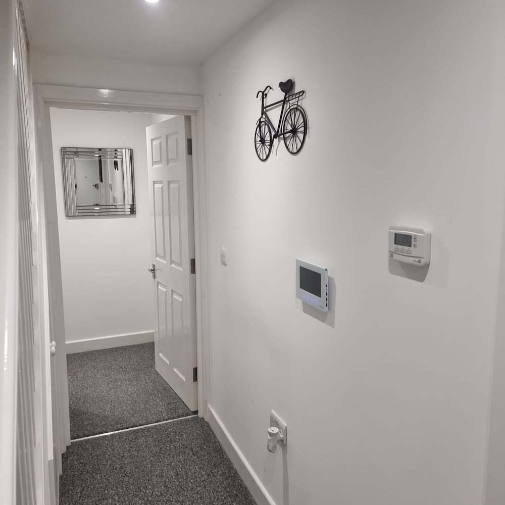 London Oasis Modern 2BR Apartment