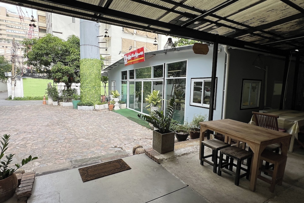Orchid Hostel Near Bumrungrad Hospital and Nana Market