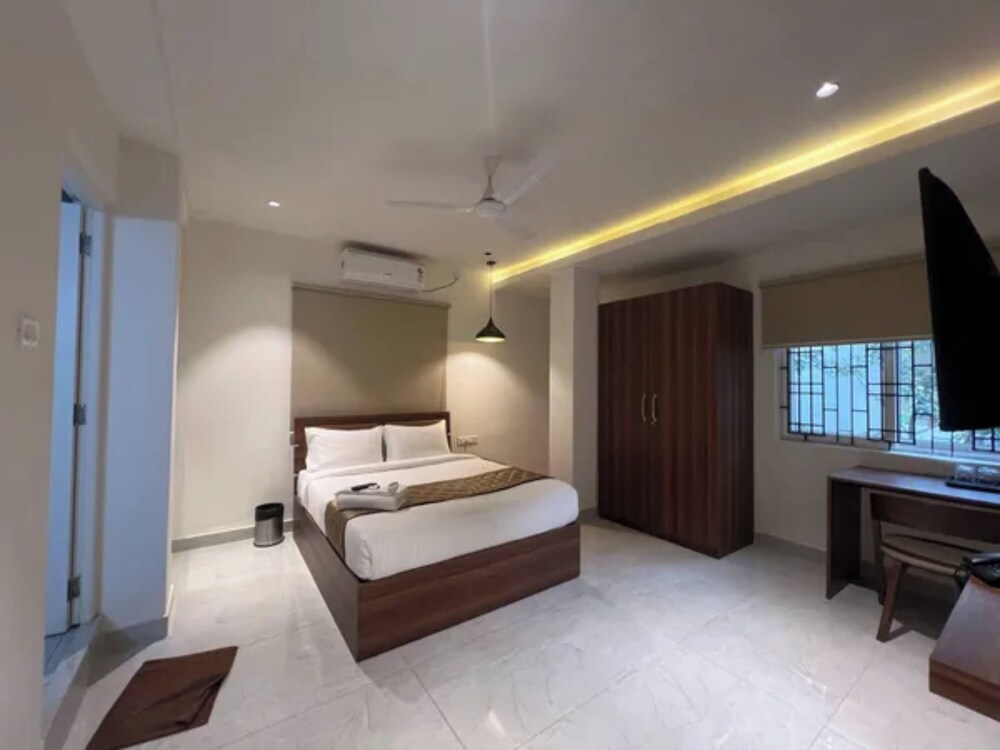Fabhotel Serenity I
