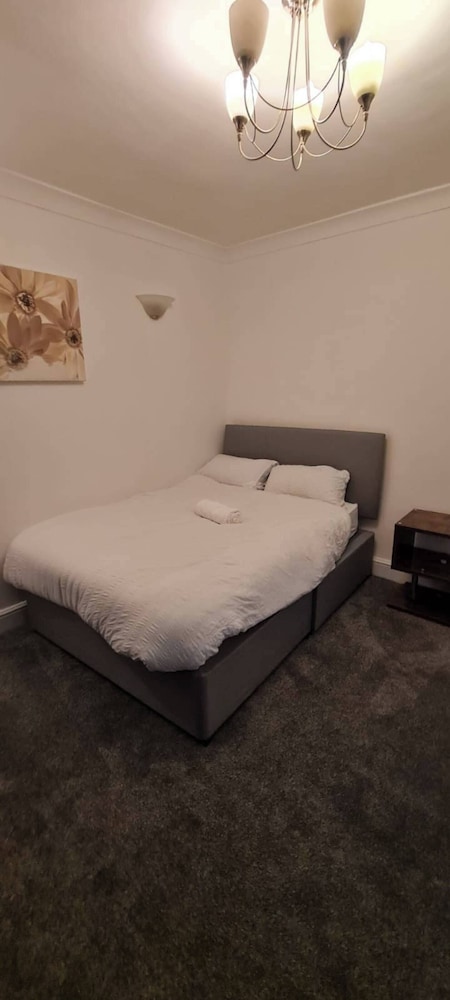 Gillingham 4-bed Stay - Wifi, Parking, Ldn Access