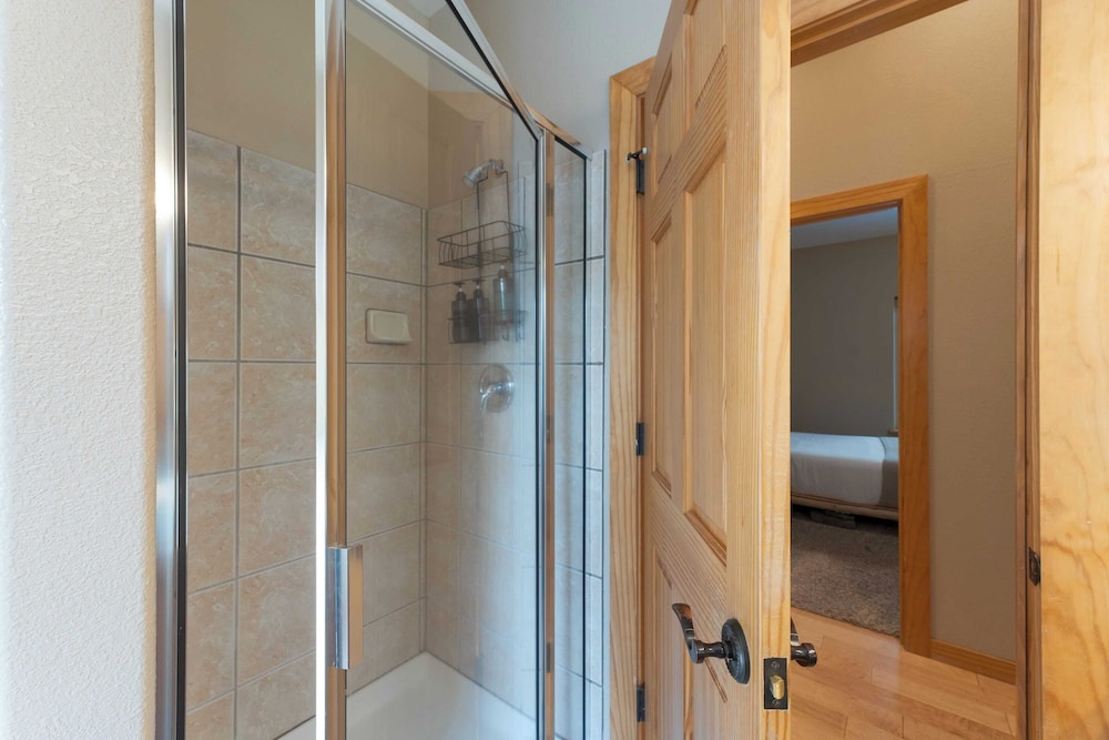Cherry Hills Spacious Tahoe Cabin With Deck, Fireplace & Open Interiors