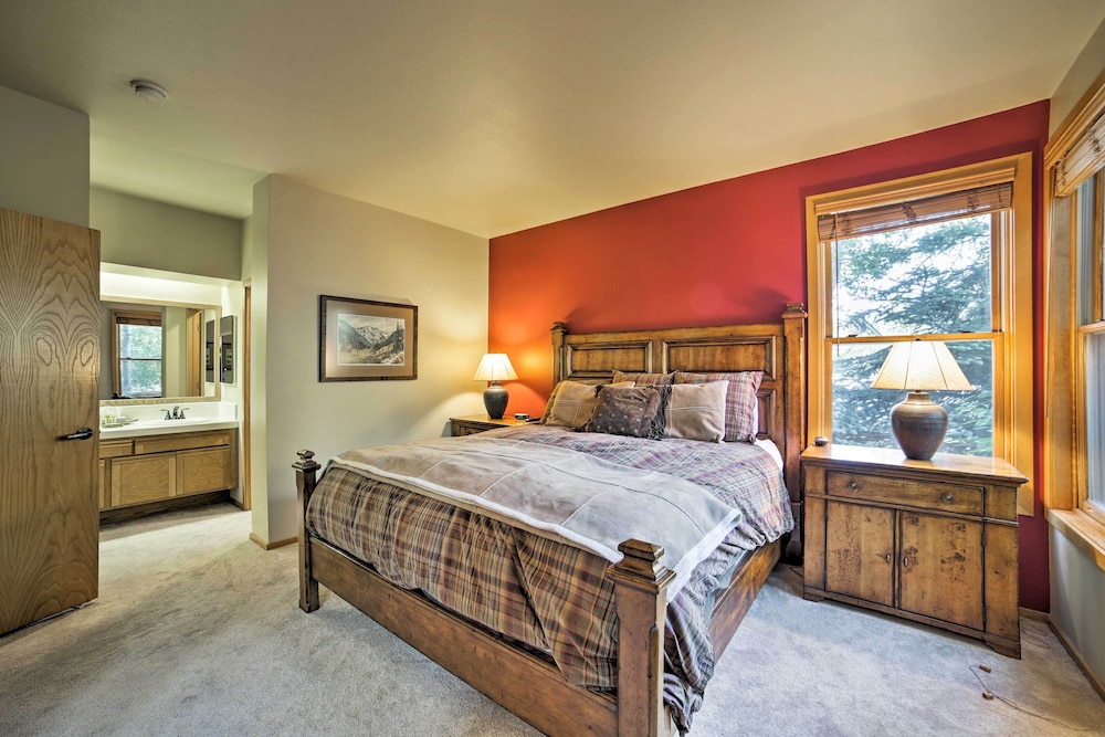 Mammoth Lakes Vacation Rental w/ Community Hot Tub view 4
