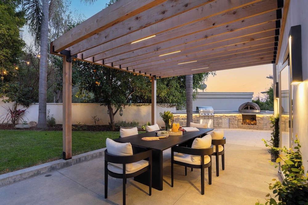 Luxury Hollywood Hills Home With Pool, Outdoor Dining & Iconic Views Skyline Chalet