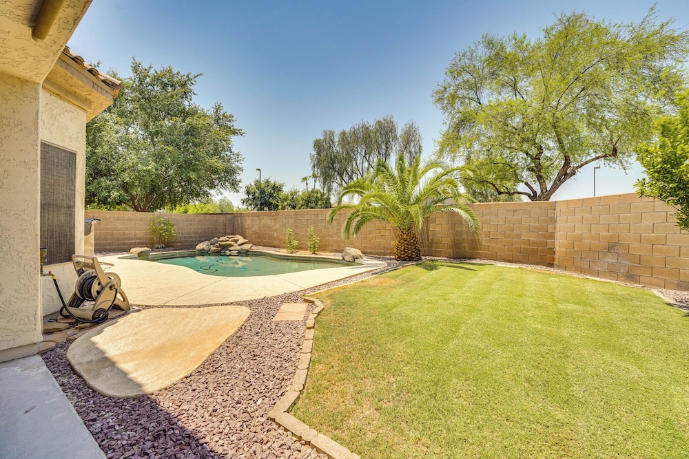 Heated Pool & Yard: Gilbert Getaway!