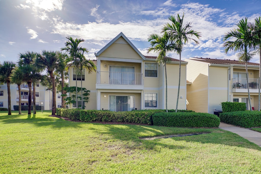 Walk to Beach: 1st-floor Unit w/ Pool in Melbourne