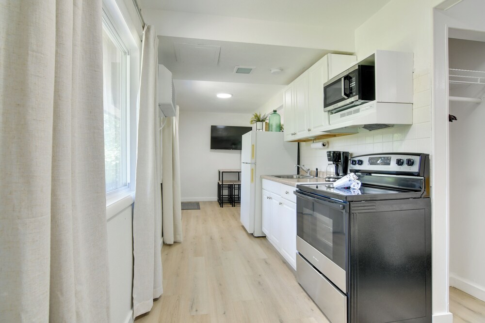Charming Studio w/ Pool & Table Rock Lake Access!