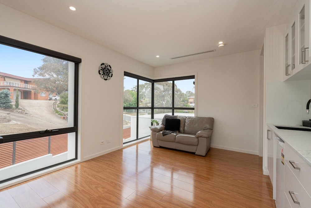 Spacious 5-bed Family Home in Giralang