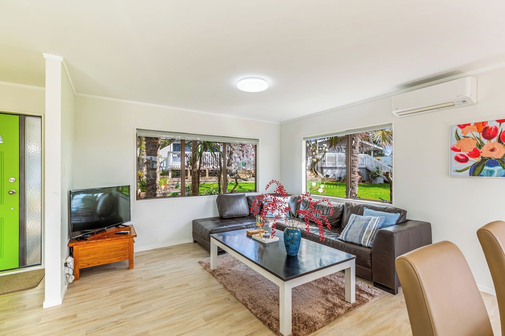 Cosy 3Br Home With Patio In Massey view 5