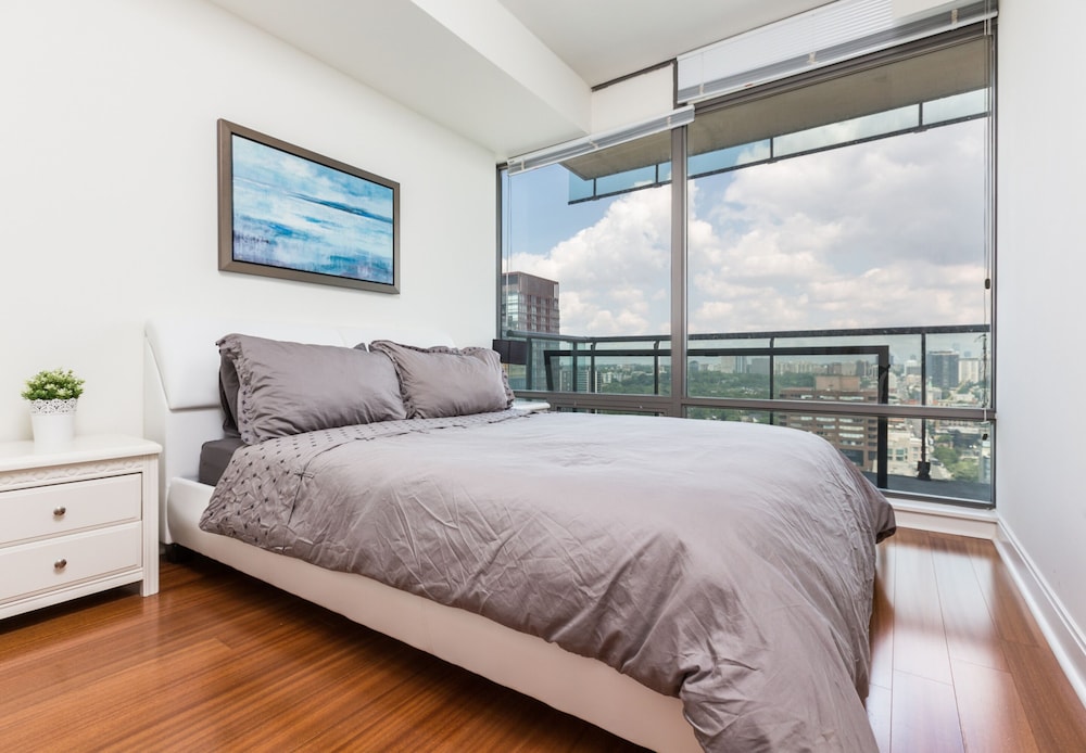 Entertainment District Suite - Image 4