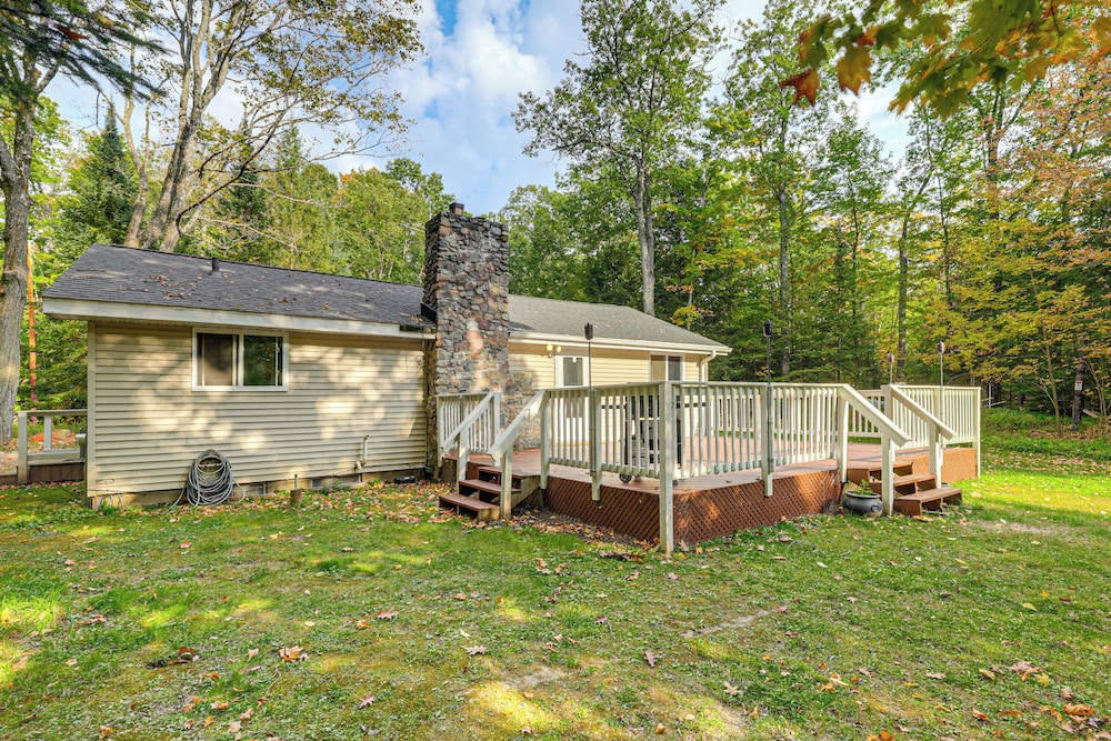 4 Mi to Lake: Secluded Northwoods Getaway