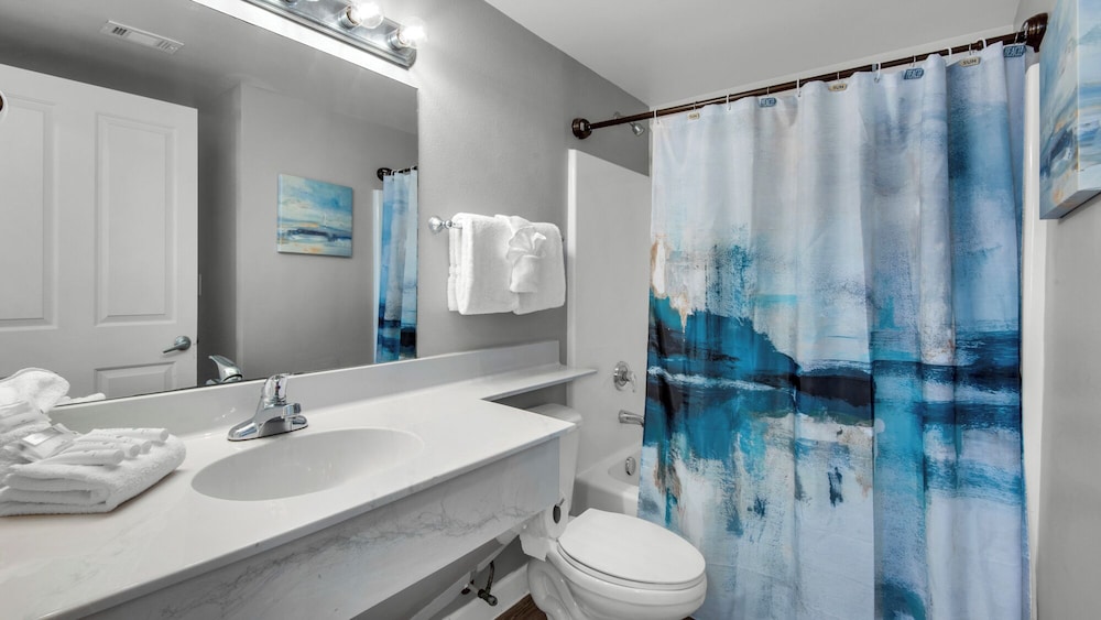Beachfront Corner Unit w/ Wrap-around Balcony, Close to Attractions!