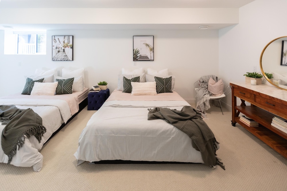 DT 3-lvl Townhouse w Rooftop Patio - Image 3