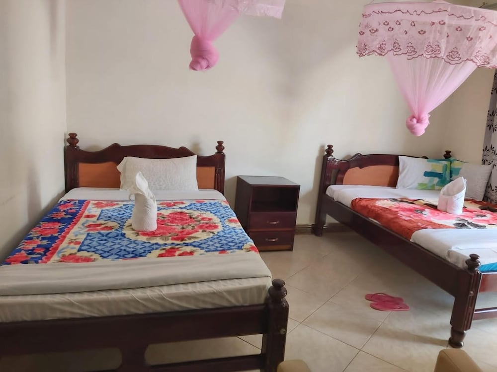 Famko Hotel - Sleeps 24 - Parking - Garden view 2