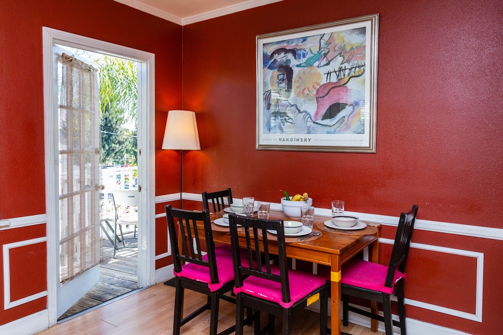 Hollywood Hills Suites