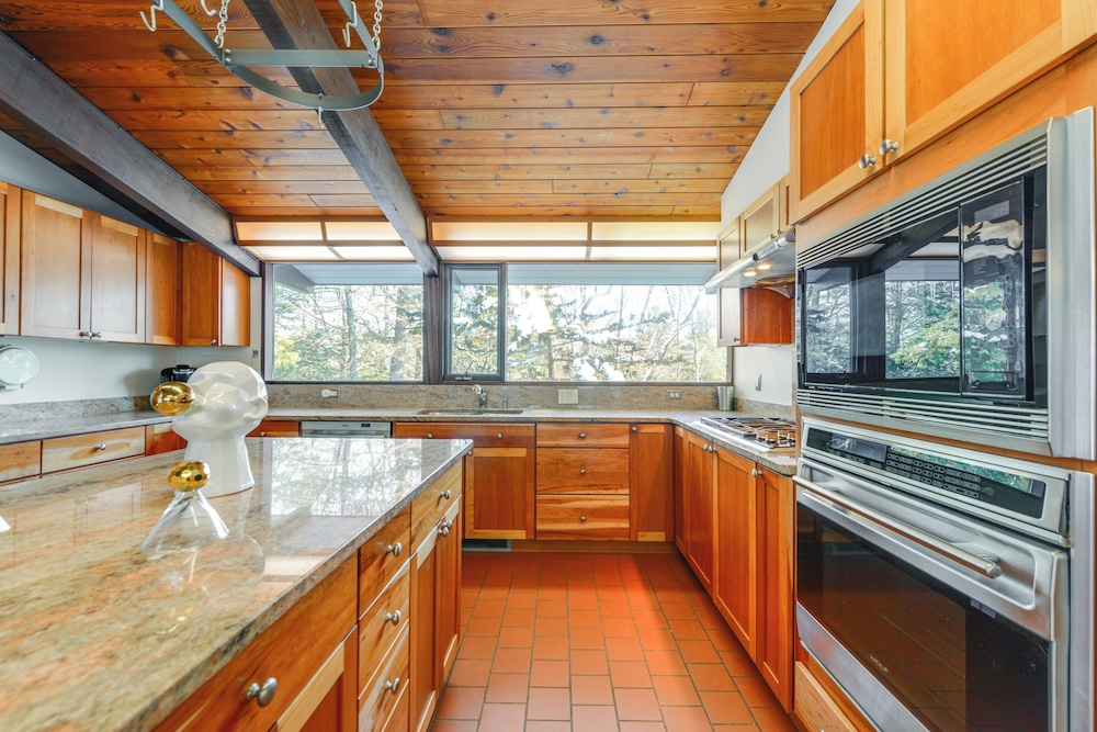 Trail Access On-site: Gorgeous MCM Deck House!