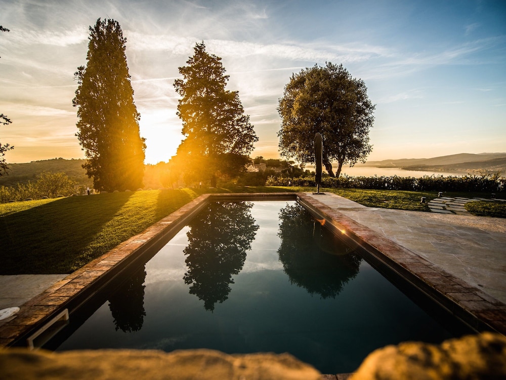 Holiday Home Magione Lake View Pool view 2