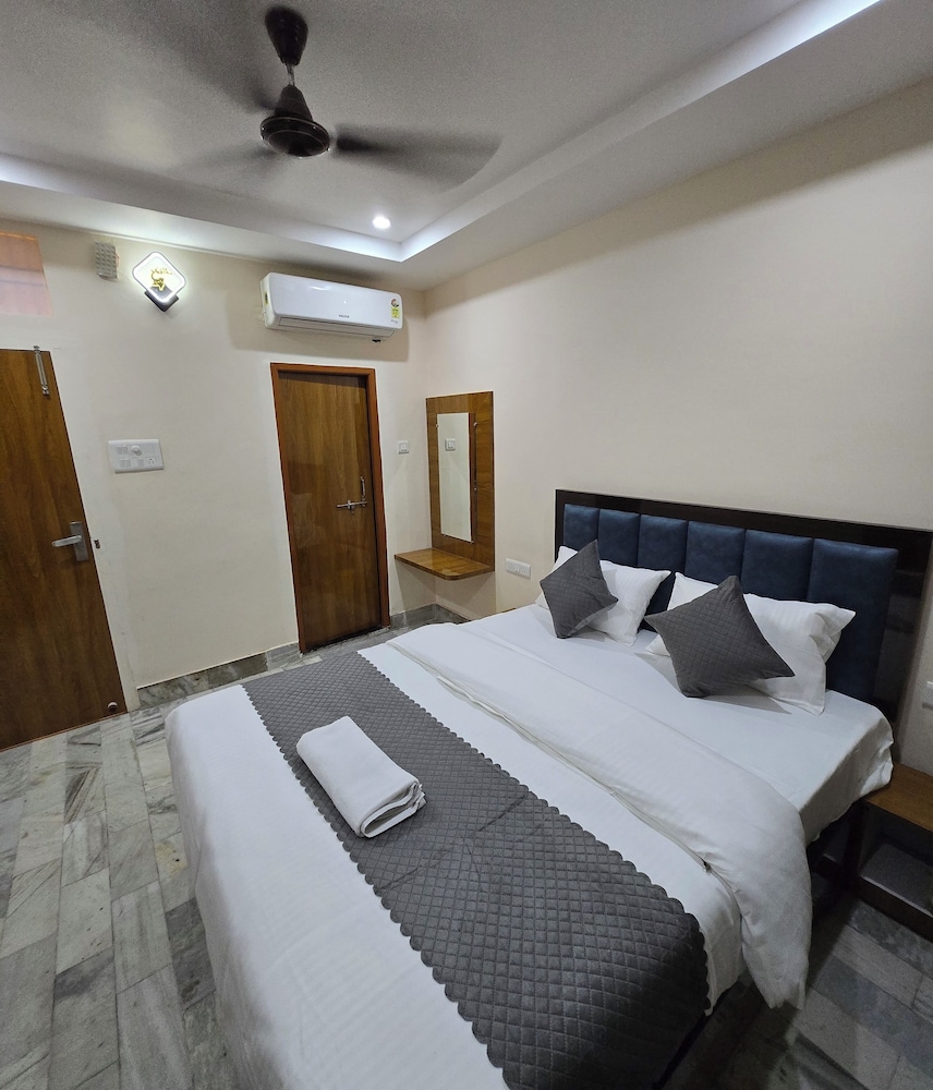 Rudra PGH - just near Temple & Ghats