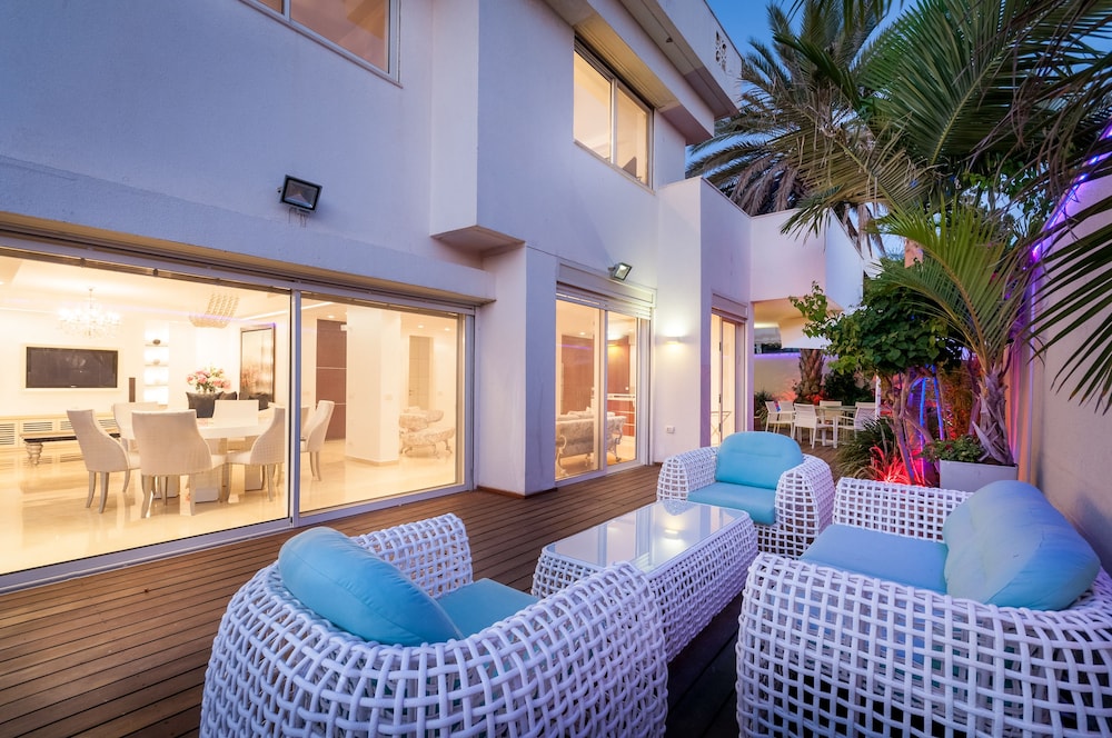 Luxurious Villa with great location