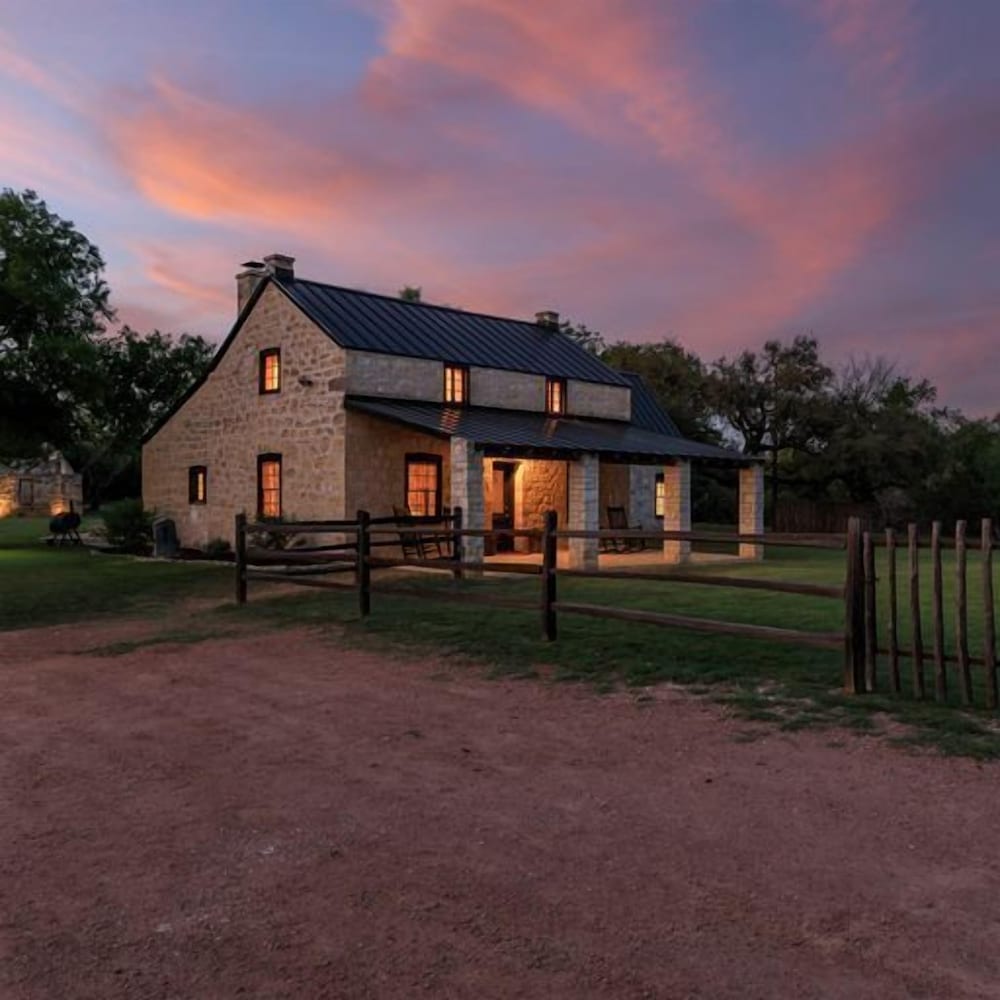 Pioneer Charm With Hot Tub & Firepit - 8 mi to Main St