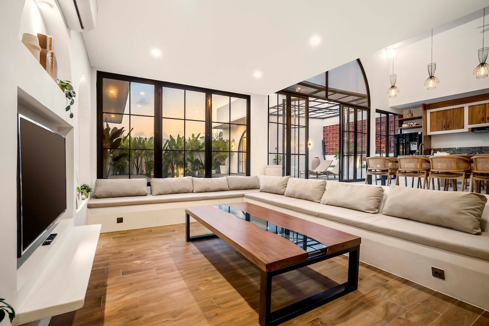 Casa Copper by Alfred in Bali - Tropical Luxury 3BR Pool Villa in the Heart Canggu