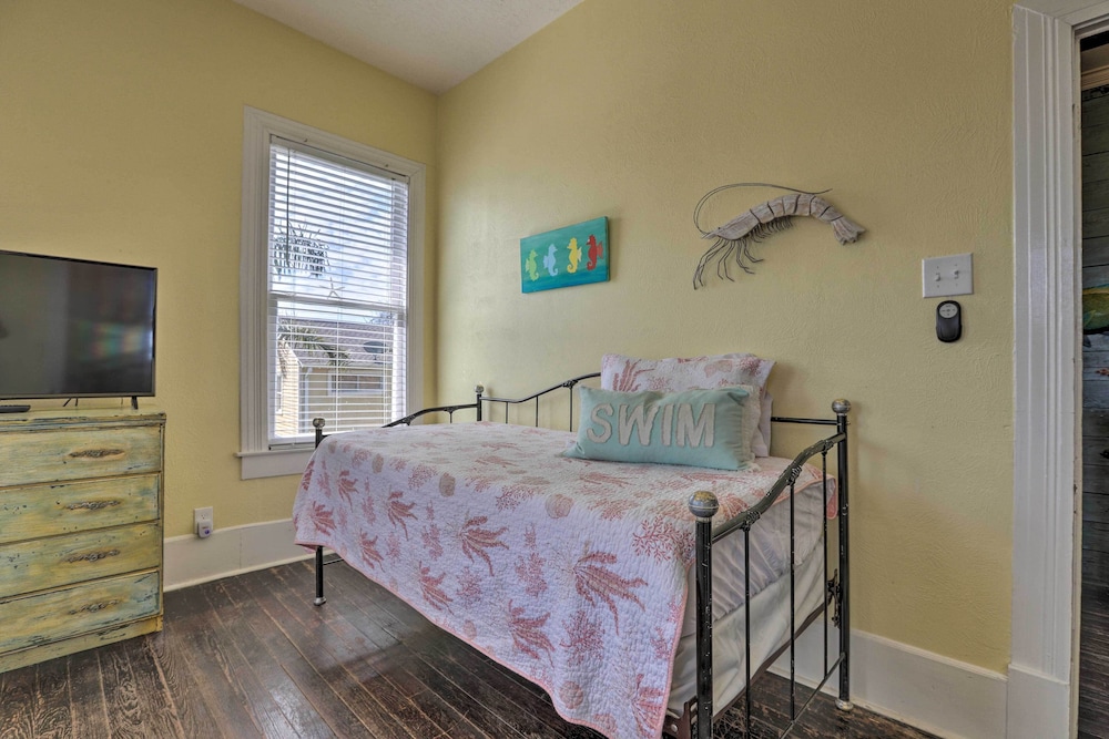 Historic Galveston Hideaway, Walk to the Beach!