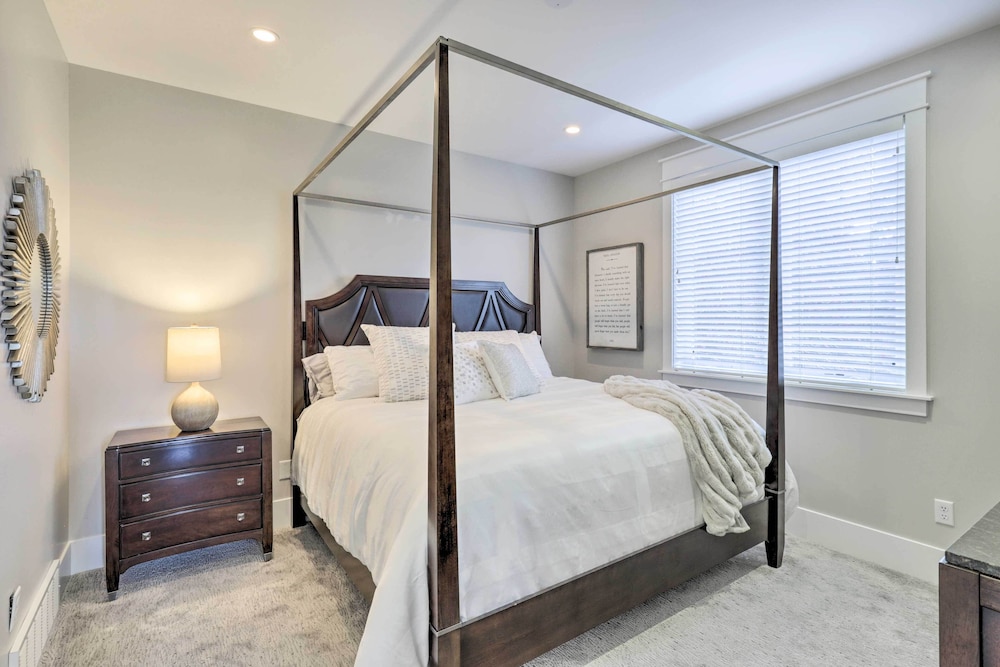 Luxe Sandy Home w/ Hot Tub: 9 Mi to Skiing!