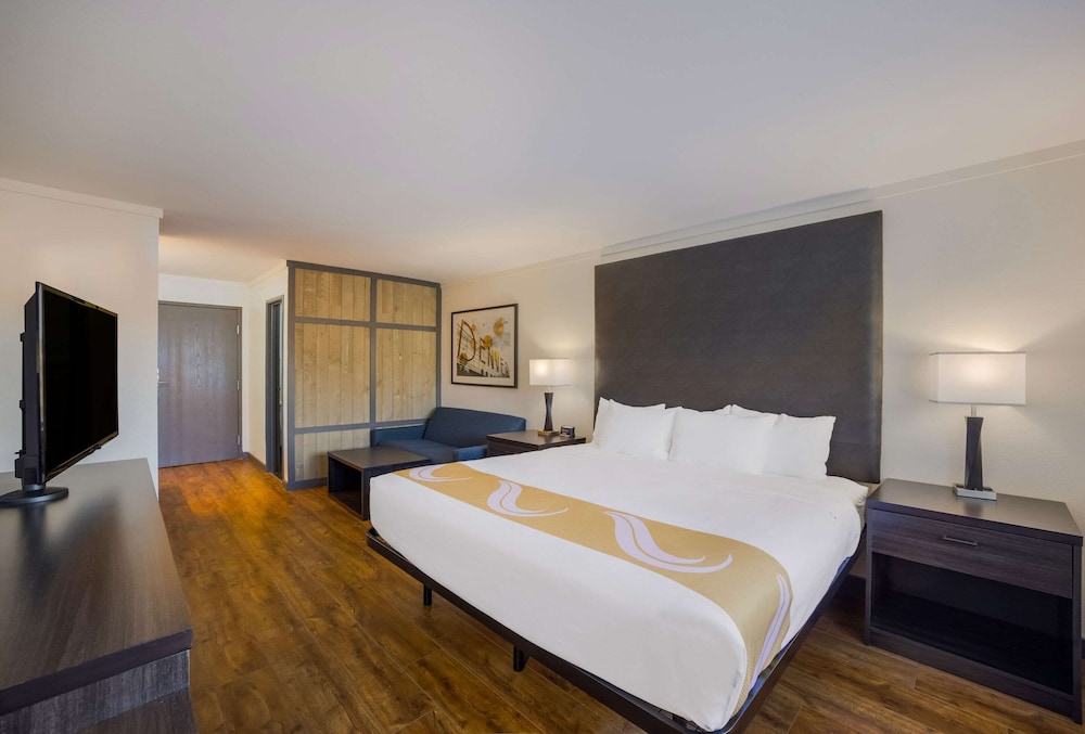 Castle Rock Vacations - Quality Inn  Suites Castle Rock/SW Denver - Property Image 8