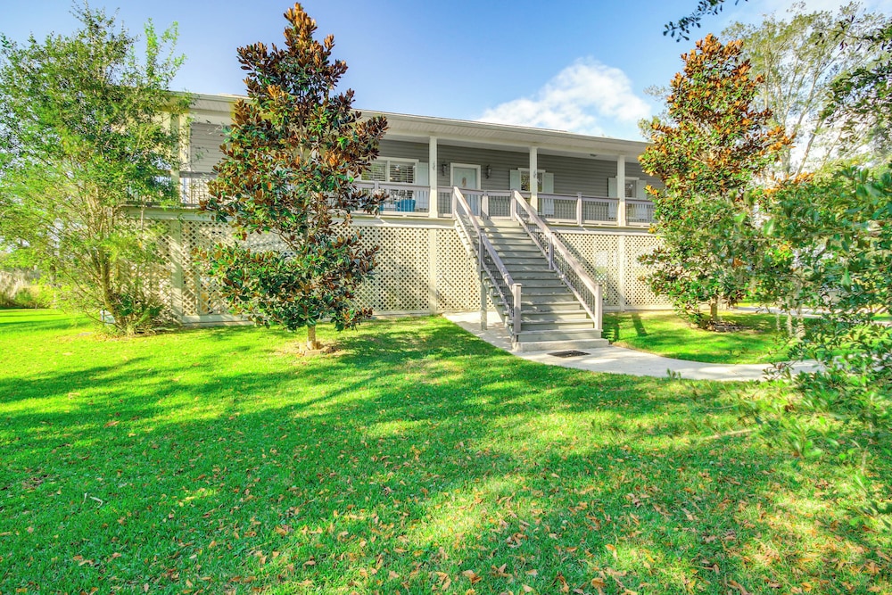 Pool, Fire Pit & Tennis Court: Gem in Bay St Louis