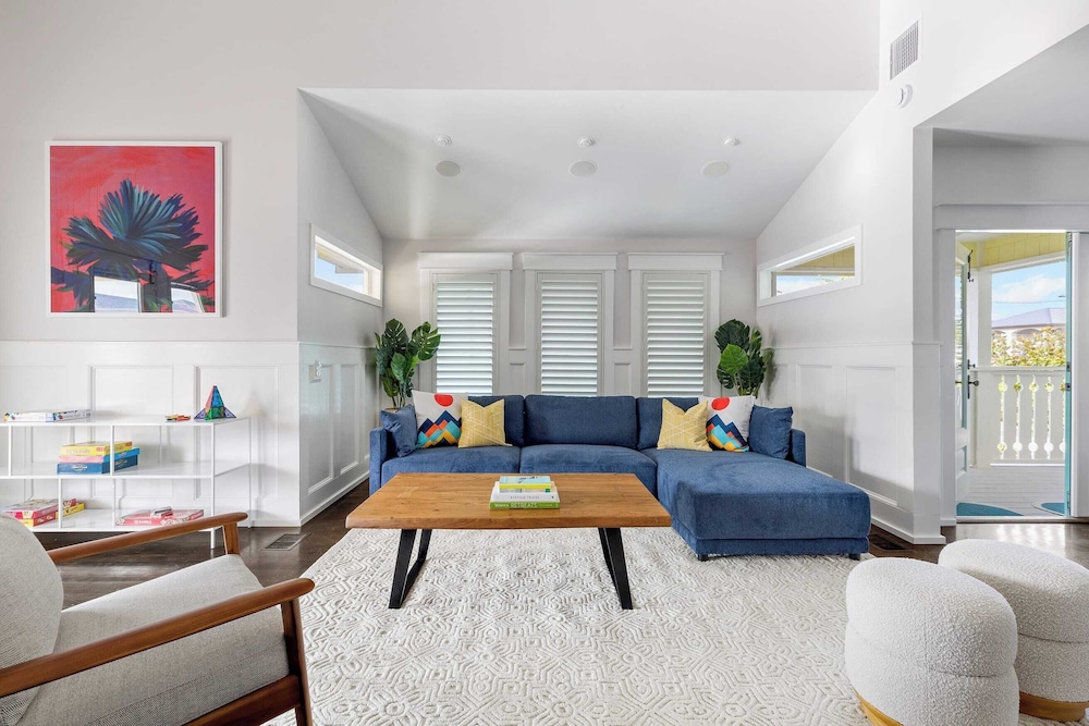 Luxe Villa Near Beach, Pool + Hottub, Chef's Kitchen Woodward Way by Avantstay