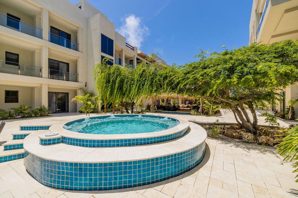 NEW Modern 2BR 2BA Condo w Gym Pool BBQ Parking