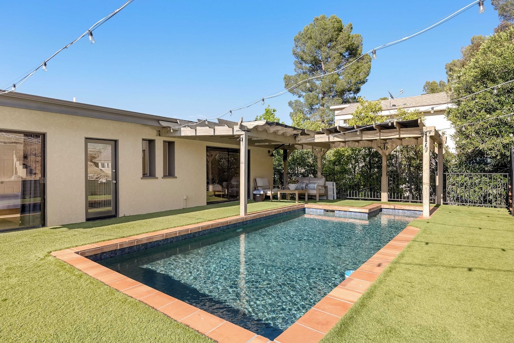 Designer Retreat w/ Pool, Firepits, Panoramic Views The Lake House at Malibu