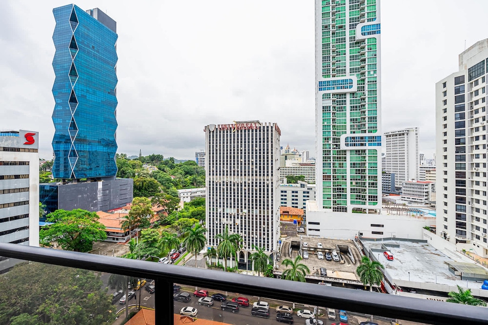 w Scenic 1BR w Panoramic City View in Calle 50