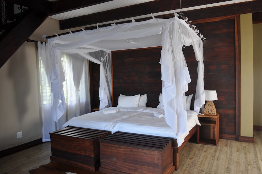 Hakusembe River Lodge