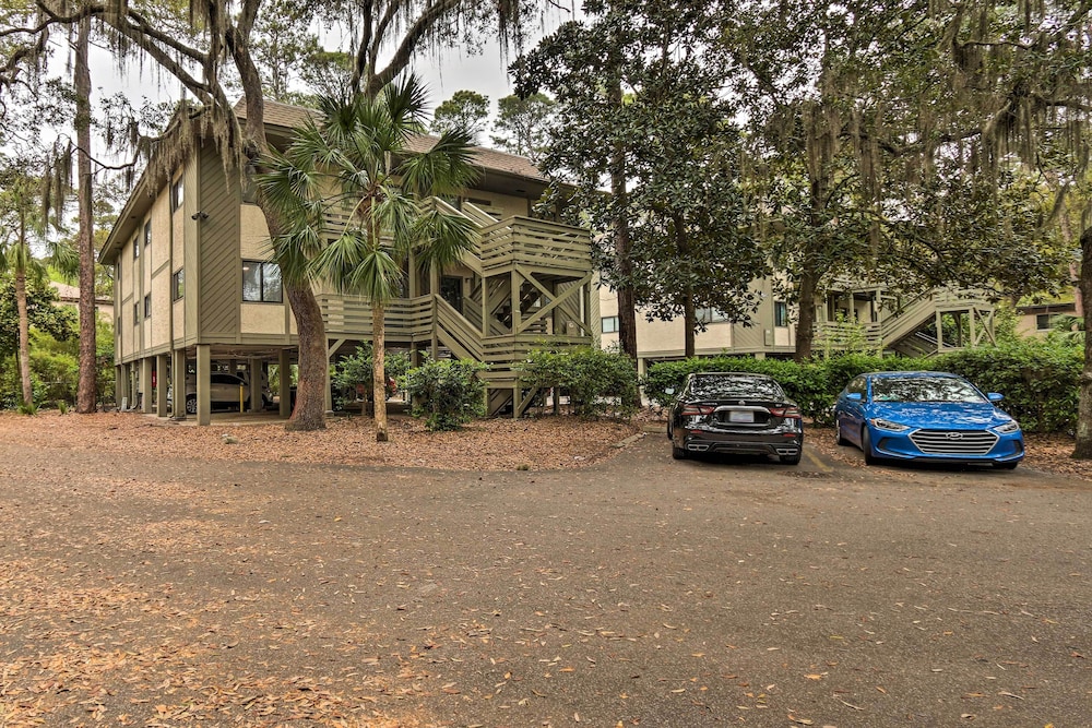 Hilton Head Island Condo w/ Beach Supplies + Pool! view 5