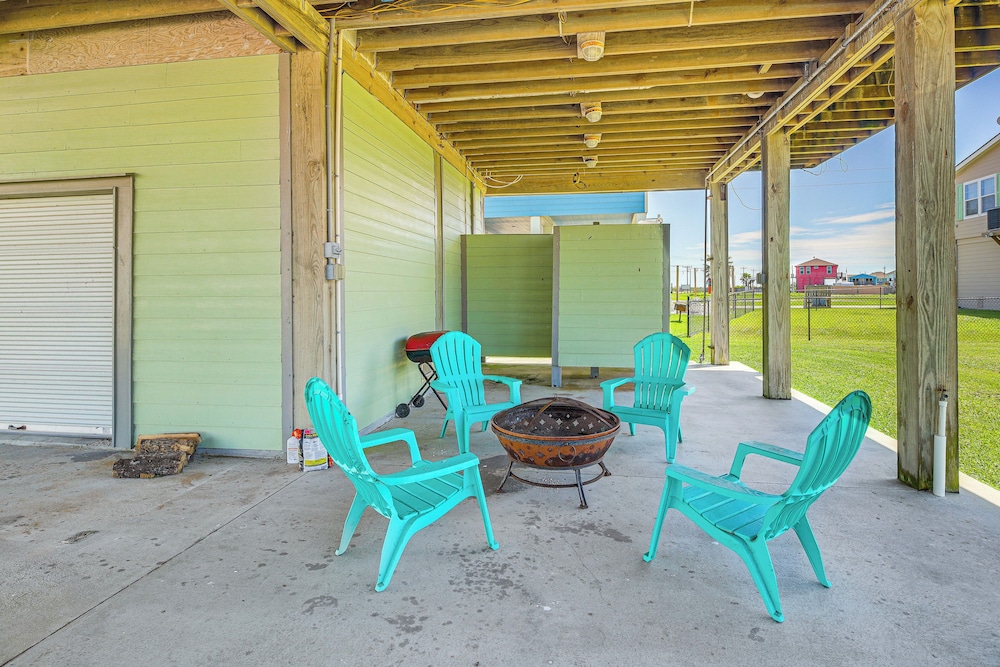 Walk to Beach: Getaway on Bolivar Peninsula!