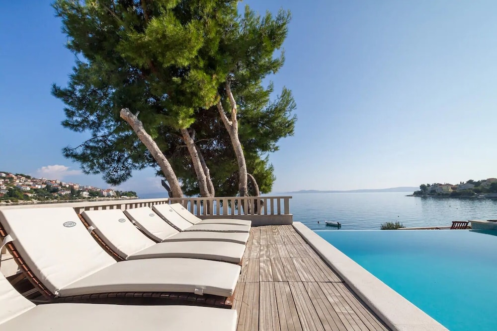 Sea Front - With Pool - H