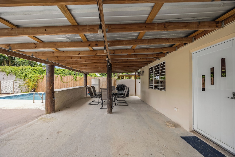 Private Pool Near the Beach Pet Friendly