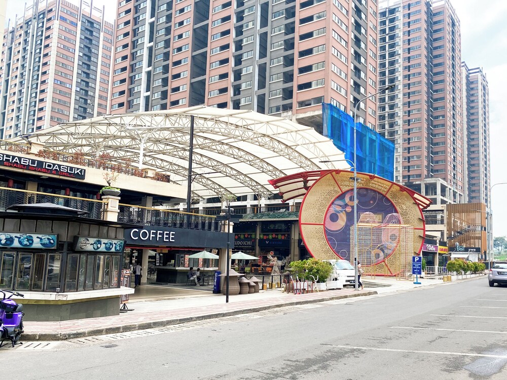 Relaxing And Scenic 2Br At Meikarta Apartment