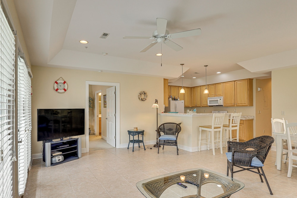 4 Mi to Sunset Beach: Resort-style Family Condo