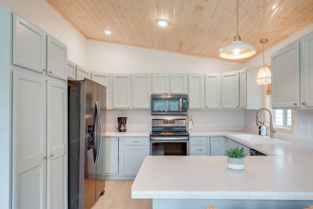 Snowmobile Trail On-site: Cozy Post Lake Retreat