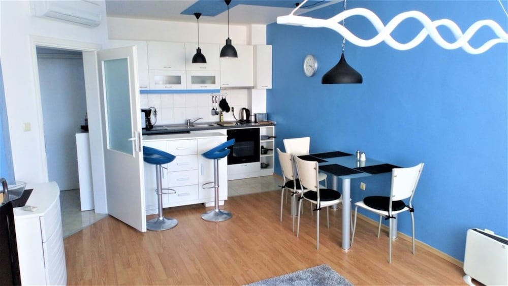 Stunning Beach Apart-sleeps 5! Pool & Sea Views!
