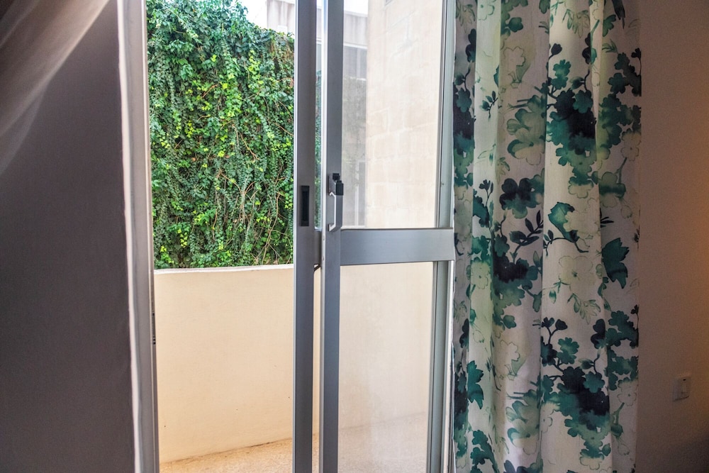 Cosy APT in Sliema- 2 mins walk from sea
