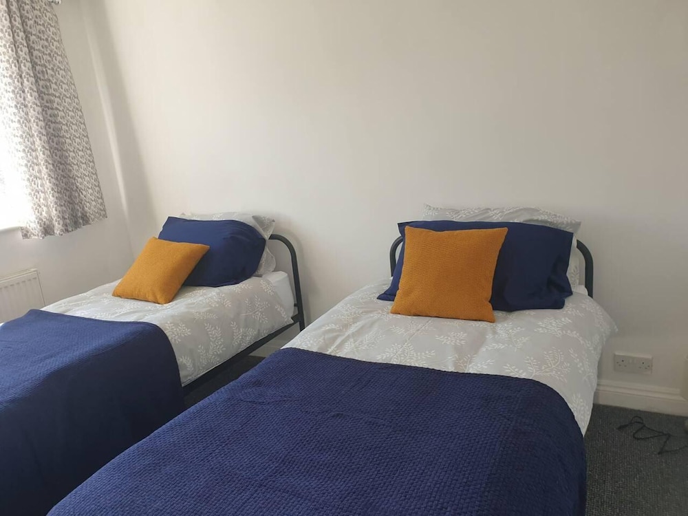 3 Bed House With Parking in Lighthorne Heath view 2