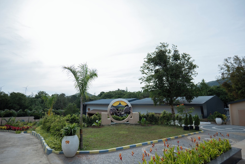 Tuskers Hill Banquets by Poppys